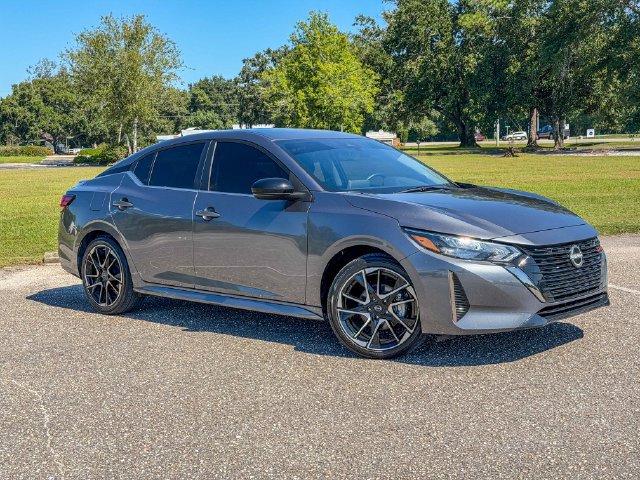 Used 2025 Nissan Sentra SR FWD image 1