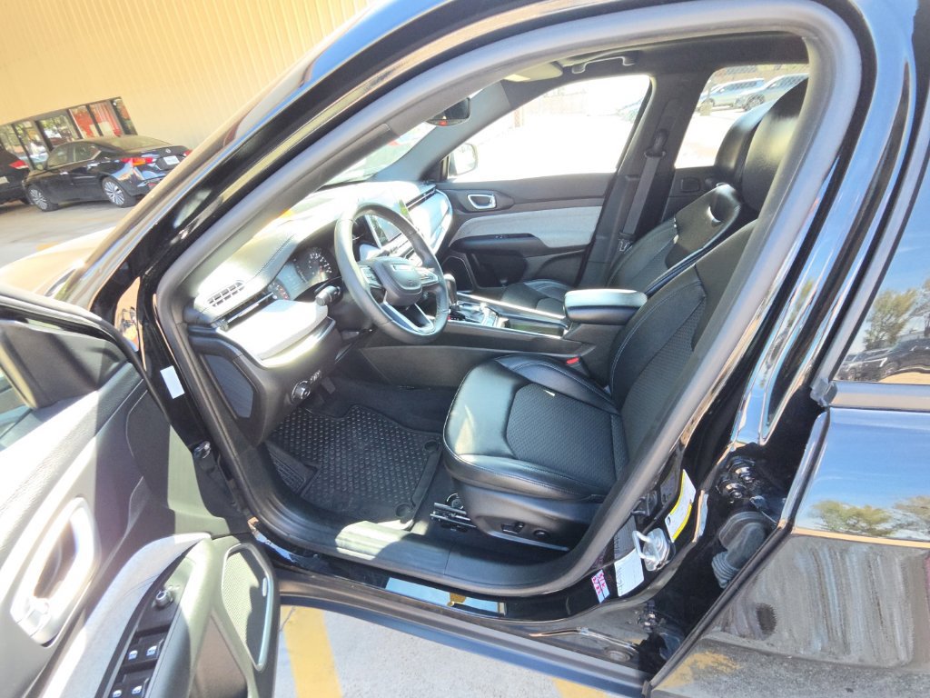 Used 2025 Jeep Compass Latitude w/ Sun & Sound Group AWD/4WD image 4
