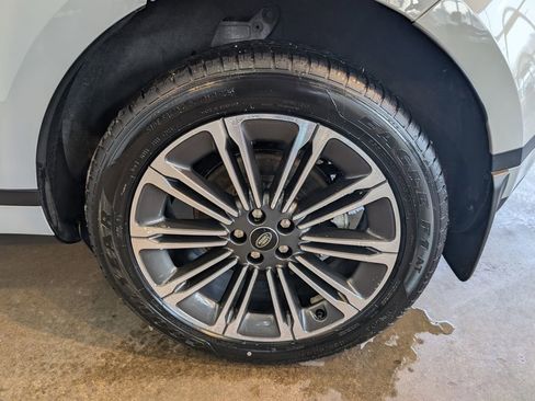 Used 2025 Land Rover Range Rover Evoque S image 9