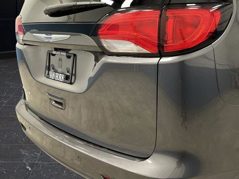 Used 2018 Chrysler Pacifica L FWD image 29