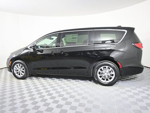 New 2026 Chrysler Pacifica Select image 3