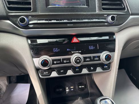 Used 2020 Hyundai Elantra SE image 32