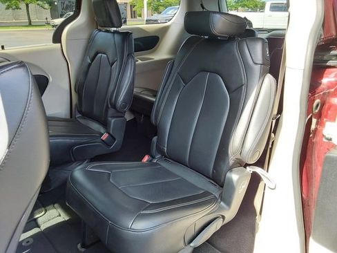 Used 2023 Chrysler Pacifica Touring-L FWD image 40