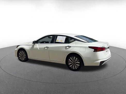 Used 2025 Nissan Altima 2.5 SV FWD image 8