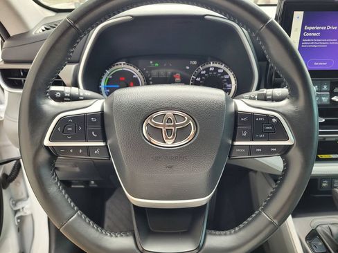 Used 2023 Toyota Highlander XLE AWD/4WD image 16
