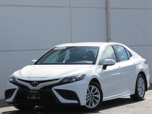 Used 2024 Toyota Camry SE FWD image 1