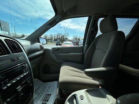 Used 2006 Chrysler Town & Country Touring image 40