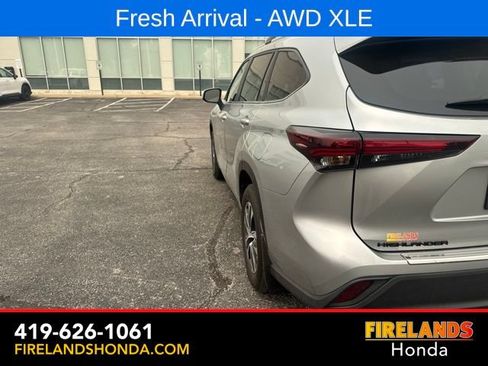 Used 2024 Toyota Highlander XLE AWD/4WD image 4