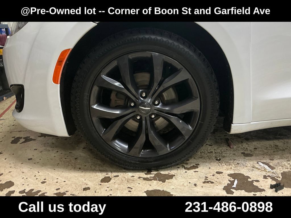 Used 2018 Chrysler Pacifica Touring-L Plus w/ S Appearance Package FWD image 11
