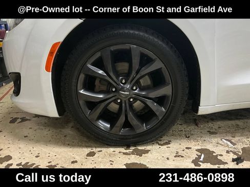 Used 2018 Chrysler Pacifica Touring-L Plus w/ S Appearance Package FWD image 11