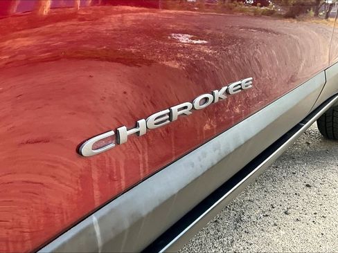 Used 2019 Jeep Cherokee Trailhawk AWD/4WD image 34