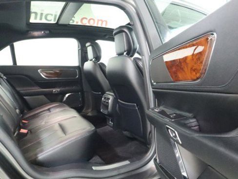 Used 2017 Lincoln Continental Select image 11
