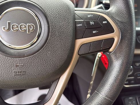 Used 2018 Jeep Cherokee Latitude FWD image 41