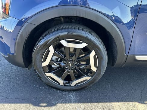 Used 2024 Kia Telluride EX w/ EX Captain's Chair Package image 10