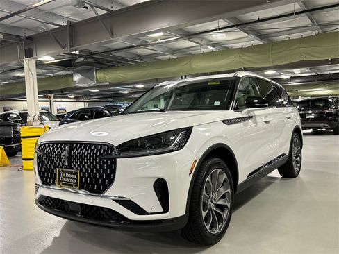 Used 2025 Lincoln Aviator Reserve w/ Illumination Package image 5