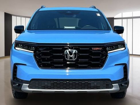 Used 2025 Honda Pilot TrailSport image 2
