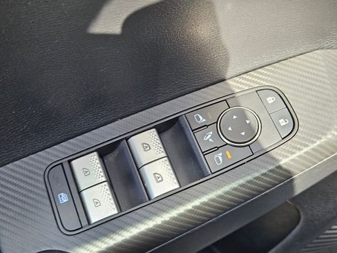 Used 2023 Mitsubishi Outlander SE image 17