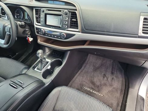 Used 2014 Toyota Highlander Plus FWD image 26