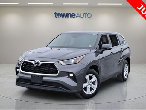Used 2023 Toyota Highlander LE image 1