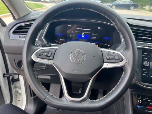 Used 2023 Volkswagen Tiguan SE w/ Panoramic Sunroof Package FWD image 16