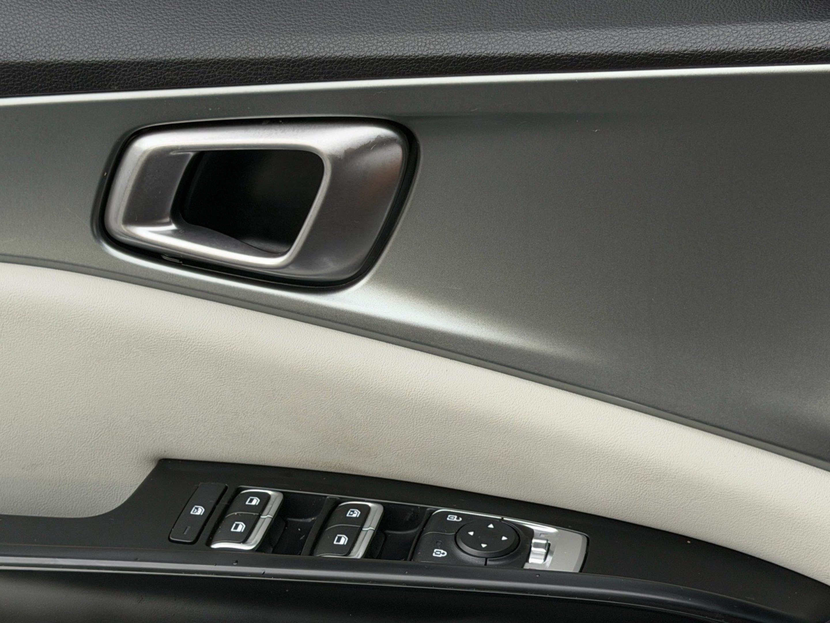 Used 2022 Kia Carnival LX FWD image 47