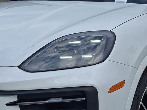 Used 2025 Porsche Cayenne image 12