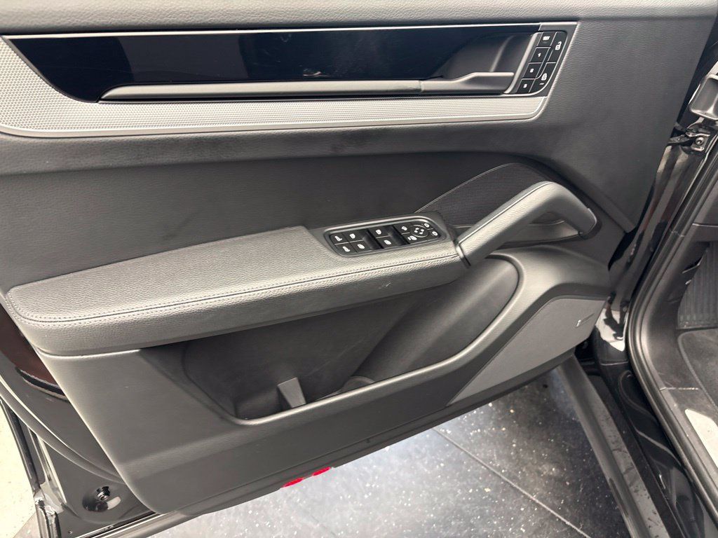 Certified 2024 Porsche Cayenne Coupe AWD/4WD image 4