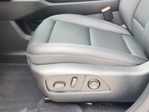New 2027 Chevrolet Equinox LT w/ Convenience Package II FWD image 21