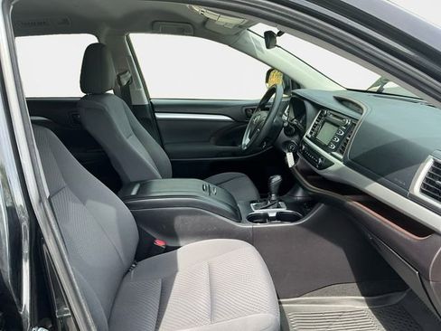 Used 2018 Toyota Highlander LE image 16