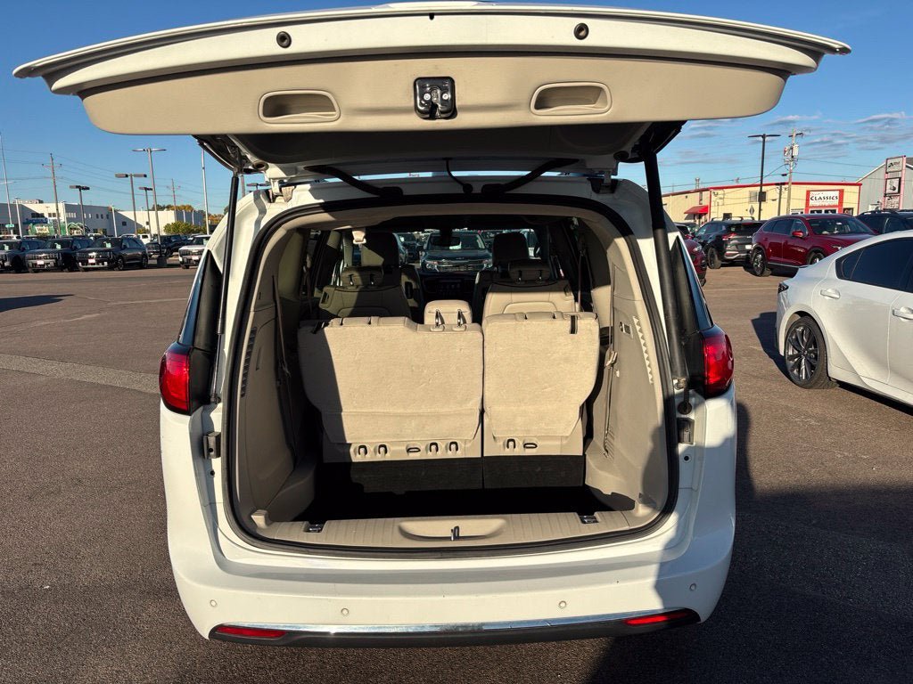 Used 2018 Chrysler Pacifica Limited FWD image 39