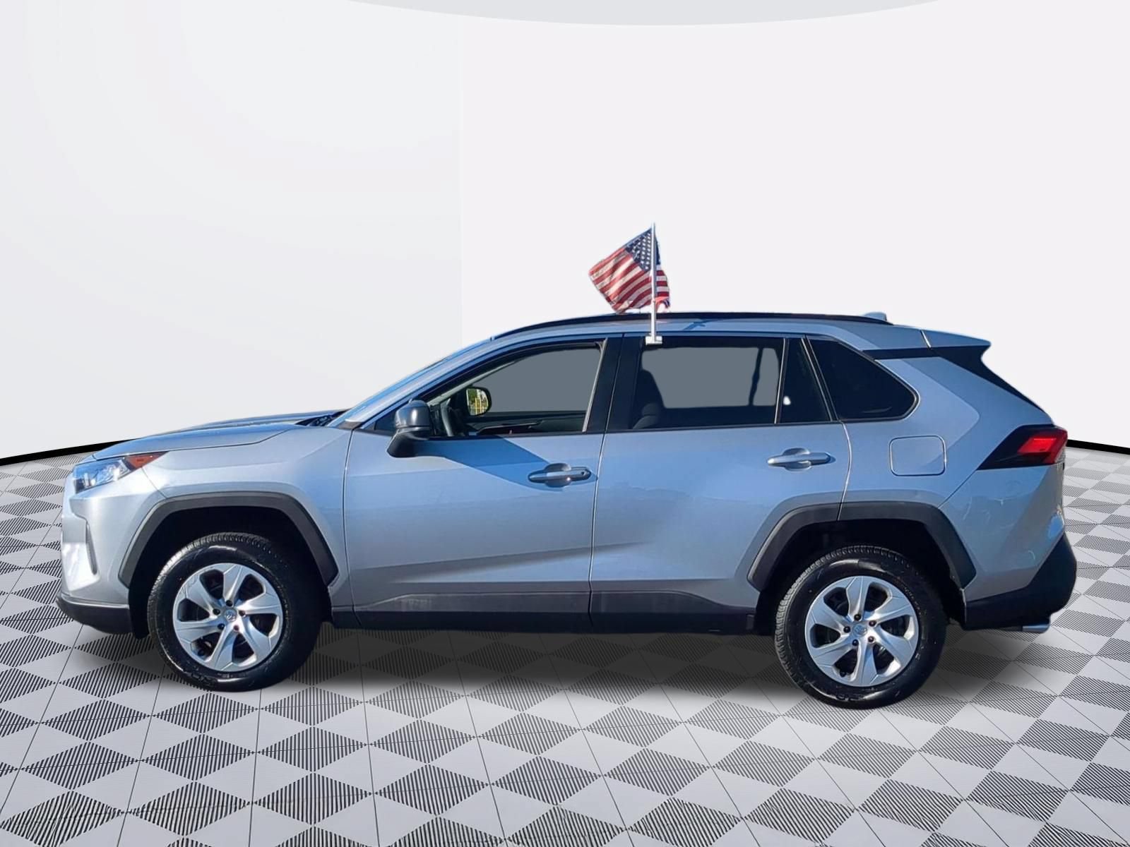 Used 2021 Toyota RAV4 LE AWD/4WD image 4