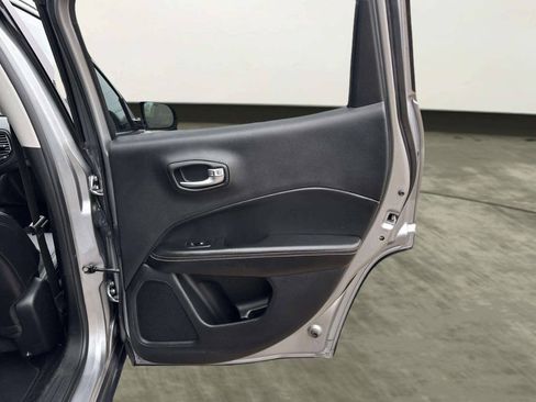 Used 2019 Jeep Compass Latitude w/ Cold Weather Group FWD image 17