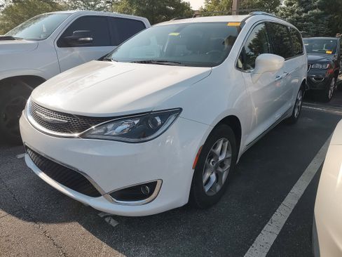 Used 2017 Chrysler Pacifica Touring-L Plus w/ Tire & Wheel Group FWD image 2