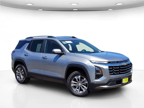 Used 2025 Chevrolet Equinox LT w/ Convenience Package II AWD/4WD image 2