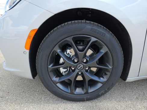 New 2026 Chrysler Pacifica Limited w/ Uconnect Theater Family Group image 21