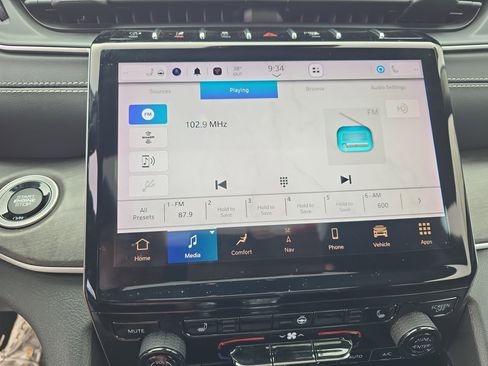 Used 2023 Jeep Grand Cherokee L Limited image 29