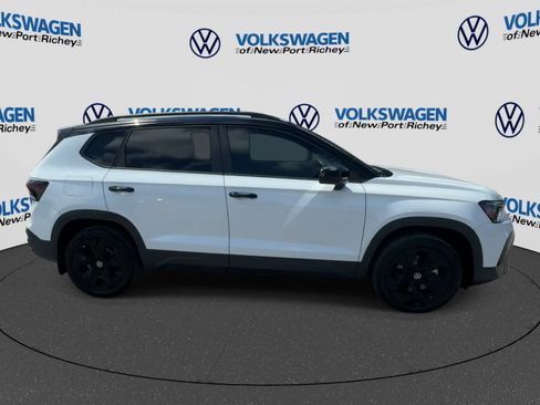 Used 2025 Volkswagen Taos SE FWD image 9