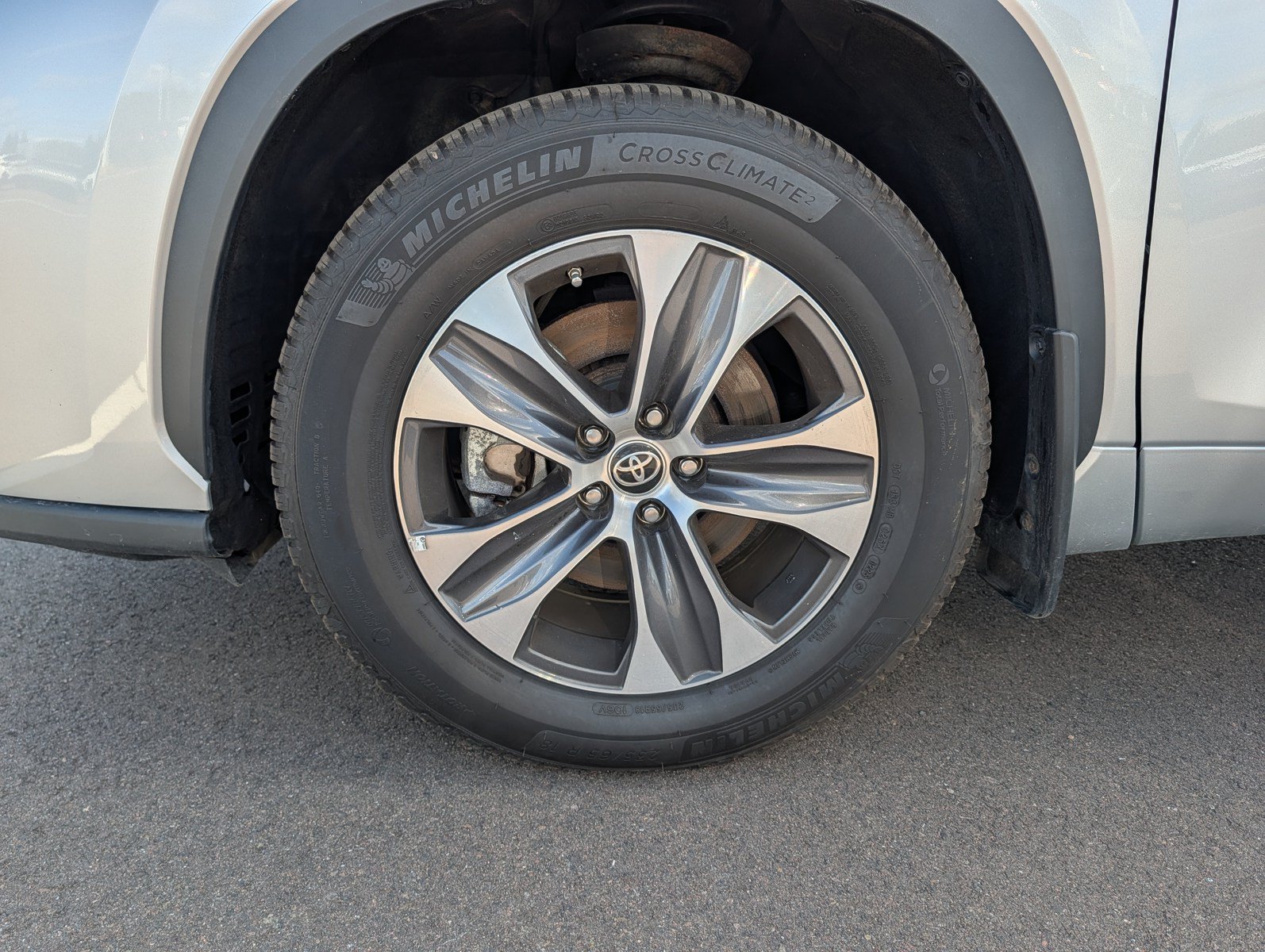 Used 2023 Toyota Highlander XLE AWD/4WD image 15