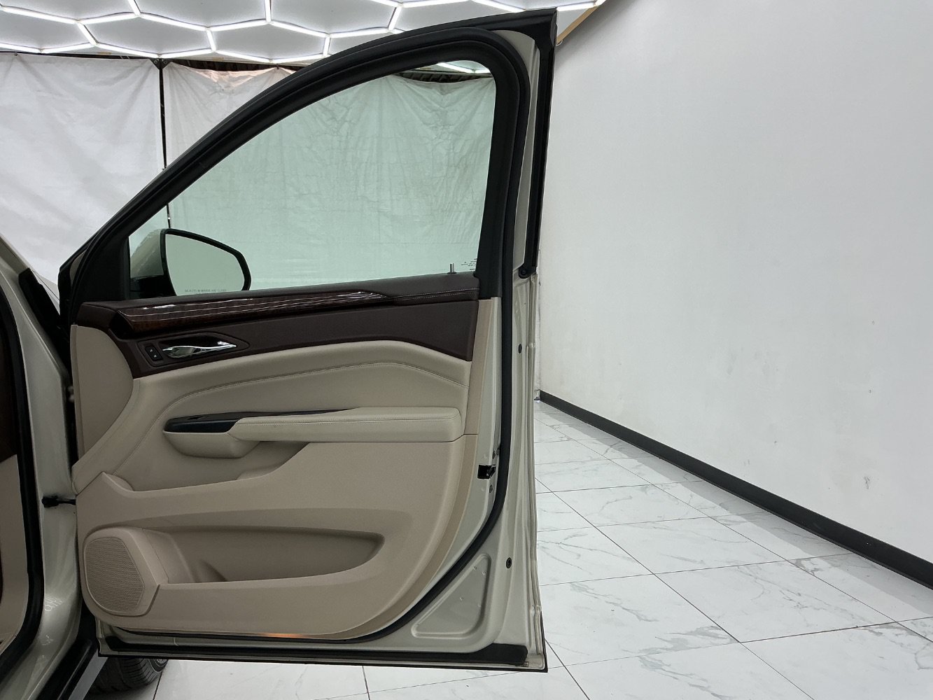 Used 2014 Cadillac SRX Luxury w/ Driver Awareness Package FWD image 19