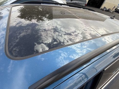 Used 2018 Volkswagen Tiguan SE w/ Panoramic Sunroof Package FWD image 10