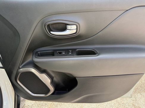 Used 2023 Jeep Renegade Latitude AWD/4WD image 19