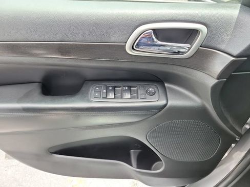 Used 2018 Jeep Grand Cherokee Laredo RWD image 14