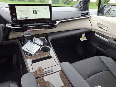 New 2026 Toyota Sienna Platinum image 12