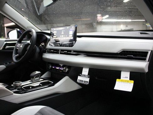 New 2025 Mitsubishi Outlander SE image 17