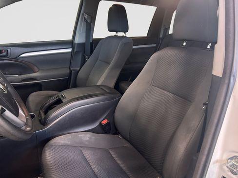 Used 2017 Toyota Highlander LE FWD image 10