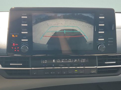 Used 2024 Toyota Sienna XLE FWD image 18