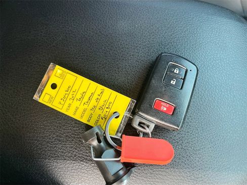 Used 2022 Toyota Tacoma TRD Off-Road image 32