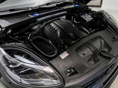 Used 2024 Porsche Macan AWD/4WD image 64