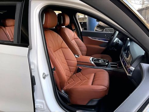 Certified 2025 BMW 760i xDrive w/ Executive Package image 9