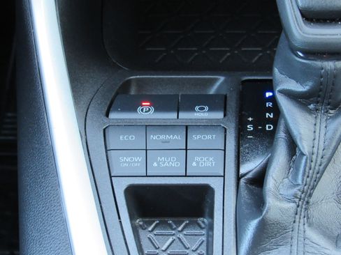 Used 2021 Toyota RAV4 XLE w/ XLE Grade Weather Package image 23